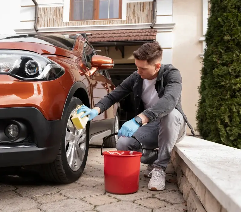 Lavage auto à domicile Molines-en-Queyras : professionnel intervenant sur un véhicule